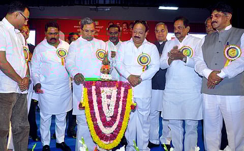 ರಾಜ್ಯ ಸಣ್ಣ ಕೈಗಾರಿಕೆಗಳ ಅಭಿವೃದ್ಧಿ  ನಿಗಮ ಆಯೋಜಿಸಿದ್ದ ಸುವರ್ಣ ಮಹೋತ್ಸವ  ಸಮಾರಂಭ ಉದ್ಘಾಟಿಸುತ್ತಿರುವ ಸಿಎಂ  ಸಿದ್ಧರಾಮಯ್ಯ