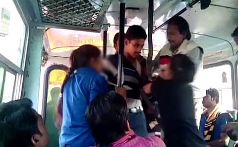 ರೋತಕ್‌ ಸಹೋದರಿಯರು ಥಳಿಸುತ್ತಿರುವುದು