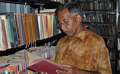 ಪುಸ್ತಕಮನೆಯಲ್ಲಿ ತಮ್ಮ ಸಂಗ್ರಹದ ನಡುವೆ ಹರಿಹರಪ್ರಿಯ