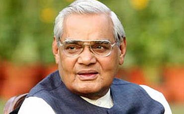 ಎನ್‌ಡಿಎಗೆ ಬಹುಮತ, ವಾಜಪೇಯಿ ಪೂರ್ಣಾವಧಿ ಪ್ರಧಾನಿ