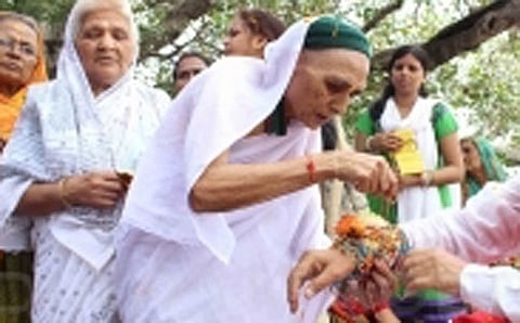 ರಕ್ಷಾ ಬಂಧನ ಆಚರಿಸಿದ ಬೃಂದಾವನ ವಿಧವೆಯರು
