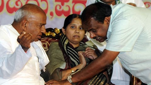 ಜೆಡಿಎಸ್ ಸಮಾವೇಶದಲ್ಲಿ ಮಾಜಿ ಪ್ರಧಾನಿ ಎಚ್ ಡಿ ದೇವೇಗೌಡ ಮತ್ತು ಮಾಜಿ ಮುಖ್ಯಮಂತ್ರಿ ಕುಮಾರಸ್ವಾಮಿ (ಸಂಗ್ರಹ ಚಿತ್ರ)