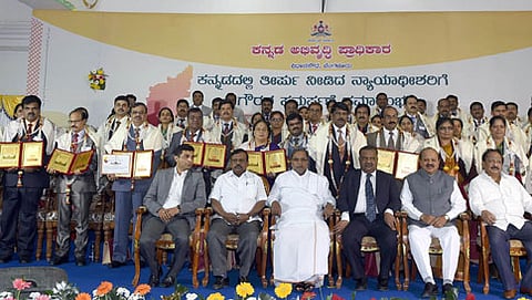ಕನ್ನಡದಲ್ಲಿ ತೀರ್ಪು ನೀಡಿದ ನ್ಯಾಯಾಧೀಶರನ್ನು ಸನ್ಮಾನಿಸಿದ ಮುಖ್ಯಮಂತ್ರಿ ಸಿದ್ದರಾಮಯ್ಯ (ಸಂಗ್ರಹ ಚಿತ್ರ)