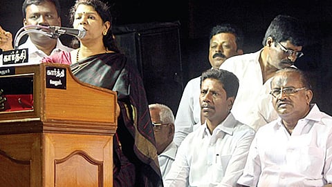 ಸಭೆಯನ್ನುದ್ದೇಶಿಸಿ ಮಾತನಾಡುತ್ತಿರುವ ಕನಿಮೋಳಿ