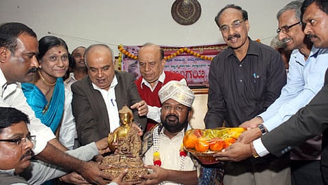 ಬೆಂಗಳೂರು ವಿಶ್ವವಿದ್ಯಾಲಯ ವತಿಯಿಂದ ಡಾ.ಸಿದ್ಧಲಿಂಗಯ್ಯ ಅವರಿಗೆ ಅಭಿನಂದನೆ (ಸಂಗ್ರಹ ಚಿತ್ರ)