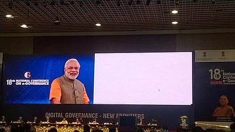 ಗುಜರಾತ್‍ನಲ್ಲಿ ನಡೆಯುತ್ತಿರುವ ಇ-ಆಡಳಿತದ ಮೇಲಿನ ರಾಷ್ಟ್ರೀಯ ಸಮ್ಮೇಳನಕ್ಕೆ ದೆಹಲಿಯಲ್ಲಿ ಕುಳಿತು ಟ್ವಿಟರ್‍ನಲ್ಲಿ ಮಾತನಾಡಿದ  ಮೋದಿ