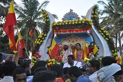 ವರ್ಣರಂಜಿತ ಎತ್ತಿನಗಾಡಿಯಲ್ಲಿ ತಮ್ಮ ಪತ್ನಿಯ ಜೊತೆ ಆಸೀನರಾಗಿದ್ದ ಸಮ್ಮೇಳನಾಧ್ಯಕ್ಷ ದಲಿತ ಕವಿ ಸಿದ್ಧಲಿಂಗಯ್ಯ