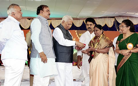 'ಅದಮ್ಯ ಚೇತನ' ಉತ್ಸವದಲ್ಲಿ ರಾಜ್ಯಪಾಲ ವಿ.ಆರ್.ವಾಲಾ ಅವರು ಇಸ್ರೋ ವಿಜ್ಞಾನಿ ವರಲ್ಮತಿ ಅವರನ್ನು ಸನ್ಮಾನಿಸುತ್ತಿರುವುದು.