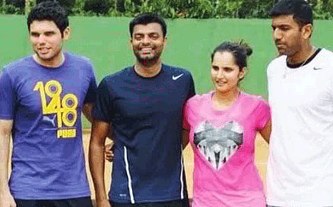 ಮಡಿಕೇರಿಗೆ ಭೇಟಿ ನೀಡಿದ್ದ ವೇಳೆ ಸಹ ಆಟಗಾರರರೊಂದಿಗೆ ಸಾನಿಯಾ (ಸಂಗ್ರಹ ಚಿತ್ರ)