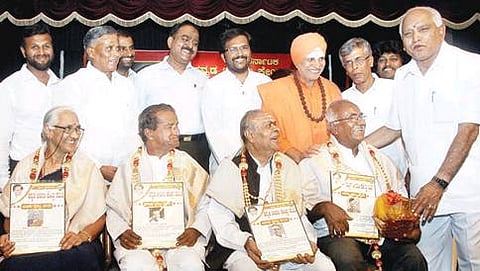 ಬಿ.ಟಿ.ಲಲಿತಾ ನಾಯಕ್, ಅನಂತ, ಸಿ.ವಿ.ಶಿವಶಂಕರ್, ಎಂ.ತಿಮ್ಮಯ್ಯ, ಬಂಕಾಪುರ ಚನ್ನಬಸಪ್ಪ ಅವರಿಗೆ `ಜಿನಾಕು ಪ್ರಶಸ್ತಿ' ಪ್ರದಾನ ಮಾಡಲಾಯಿತು. ಬಿಜೆಪಿ ಮುಖಂಡ ಬಿ.ಎಸ್.ಯಡಿಯೂರಪ್ಪ, ಎಂಎಲ