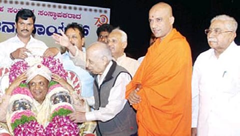 ನಿರ್ಮಾಣ್ ಸಮೂಹ ಸಂಸ್ಥೆಗಳ ಮುಖ್ಯಸ್ಥ ವಿ.ಲಕ್ಷ್ಮಿನಾರಾಯಣ್ ಅವರನ್ನು ನಿಘಂಟು ತಜ್ಞ ಪ್ರೊ.ಜಿ.ವೆಂಕಟಸುಬ್ಬಯ್ಯ ಅಭಿನಂದಿಸಿದರು. ಆದಿಚುಂಚನಗಿರಿ ಮಠದ ನಿರ್ಮಲಾನಂದನಾಥ ಸ್ವಾಮೀಜಿ, ಸಾಹ