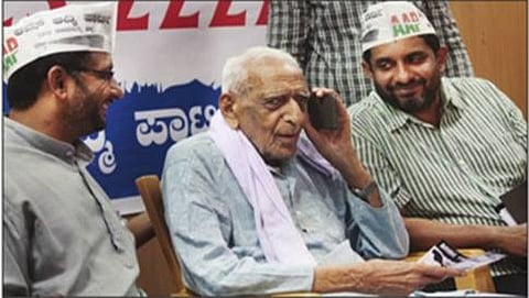 ಆಮ್ ಆದ್ಮಿ ಪಕ್ಷ ಪ್ರೆಸ್‍ಕ್ಲಬ್‍ನಲ್ಲಿ ಆಯೋಜಿಸಿದ್ದ ಕಾರ್ಯಕ್ರಮದಲ್ಲಿ ಲಂಚಮುಕ್ತ ಕರ್ನಾಟಕ-ಭ್ರಷ್ಟಾಚಾರ ವಿರೋಧಿ ಸಹಾಯವಾಣಿಗೆ ಸ್ವಾತಂತ್ರ್ಯ ಹೋರಾಟಗಾರ ಎಚ್.ಎಸ್.ದೊರೆಸ್ವಾಮಿ ಚಾಲನ