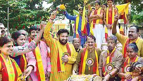 ಪದ್ಮನಾಭನಗರ ವಿಧಾನಸಭಾ ಕ್ಷೇತ್ರ ಕನ್ನಡ ಸಾಹಿತ್ಯ ಪರಿಷತ್ ಭಾನುವಾರ ಆಯೋಜಿಸಿದ್ದ ಕನ್ನಡ ಸಾಹಿತ್ಯ ಸಮ್ಮೇಳನಕ್ಕೆ ಅಧ್ಯಕ್ಷ ಶೂದ್ರ ಶ್ರೀನಿವಾಸ್ ಅವರನ್ನು ಸಾರೋಟಿನಲ್ಲಿಕರೆದುಕೊಂಡು