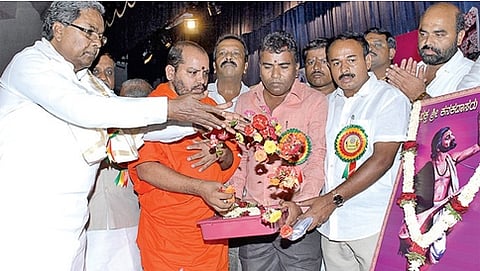 ರಾಷ್ಟ್ರೀಯ ವಿಚಾರ ಸಂಕಿರಣದಲ್ಲಿ ಸಿಎಂ ಸಿದ್ಧರಾಮಯ್ಯ ( ಕೃಪೆ: ನ್ಯೂ ಇಂಡಿಯನ್ ಎಕ್ಸ್ ಪ್ರೆಸ್ )