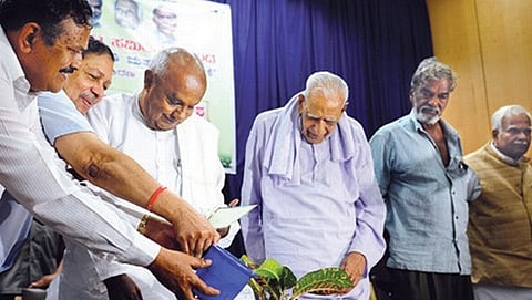 ಭೂ ಕಬಳಿಕೆ ಹೋರಾಟ ಸಮಿತಿಯಿಂದ ಕಬ್ಬನ್‍ ಪಾರ್ಕ್ ನ ಸಚಿವಾಲಯ ಕ್ಲಬ್‍ನಲ್ಲಿ ಭಾನುವಾರ ಏರ್ಪಡಿಸಿದ್ದ  ಕಾರ್ಯಕ್ರಮಕ್ಕೆ ದೇವೇಗೌಡರು ಚಾಲನೆ ನೀಡುತ್ತಿರುವುದು (ಕೃಪೆ : ನಾಗೇಶ್ ಪೊಳಲಿ)