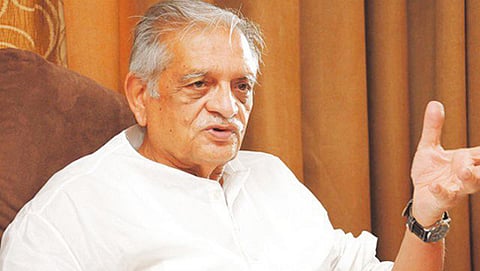 ಖ್ಯಾತ ಸಾಹಿತಿ ಮತ್ತು ಚಲನಚಿತ್ರ ಕರ್ಮಿ (ಸಂಗ್ರಹ ಚಿತ್ರ)