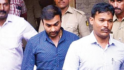ಬಂಧನಕ್ಕೊಳಗಾದ ಕ್ರಿಕೆಟಿಗ ಅಮಿತ್ ಮಿಶ್ರಾ ಅವರು ಡಿಸಿಪಿ ಕಚೇರಿಯಿಂದ ಹೊರ ಬರುತ್ತಿರುವ ಚಿತ್ರ