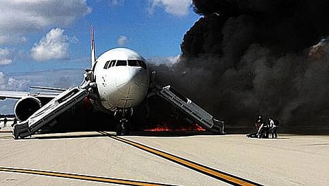 ಬೋಯಿಂಗ್ 767 ವಿಮಾನದಲ್ಲಿ ಬೆಂಕಿ ಕಾಣಿಕಿಸಿಕೊಂಡಿರುವ ಚಿತ್ರ