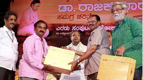 ಡಾ.ರಾಜ್‍ಕುಮಾರ್ ಅವರ ಜೀವನ ಮತ್ತು ಬಣ್ಣದ ಬದುಕಿನ ಕುರಿತ ಪುಸ್ತಕ ಬಿಡುಗಡೆ ( ಕೃಪೆ  ಕೆಪಿಎನ್)