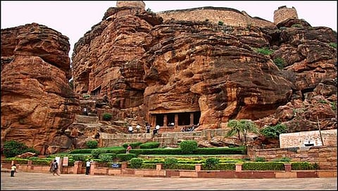ಬಾದಾಮಿ: ಚಾಲುಕ್ಯ ಸಾಮ್ರಾಜ್ಯದ ರಾಜಧಾನಿಯಾಗಿ ಮೆರೆದ ಇತಿಹಾಸ ಪ್ರಸಿದ್ಧ ಬಾದಾಮಿ ಬಾಗಲಕೋಟೆ ಜಿಲ್ಲೆಯ ಒಂದು ತಾಲೂಕು ಕೇಂದ್ರ.