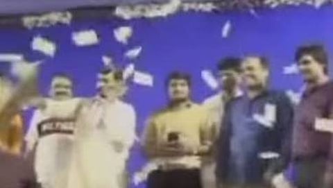ಹಾರ್ದಿಕ್ ಪಟೇಲ್ ಮೇಲೆ ಹಣ ಎರಚುತ್ತಿರುವ ಜನ