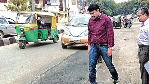 ಬಿಬಿಎಂಪಿ ಆಯುಕ್ತ ಕುಮಾರ್ ನಾಯಕ್ ಭಾನುವಾರ ಪರಿಶೀಲನೆ ನಡೆಸುತ್ತಿರುವುದು (ಕೃಪೆ: ಎಕ್ಸ್  ಪ್ರೆಸ್ ಫೋಟೋ)