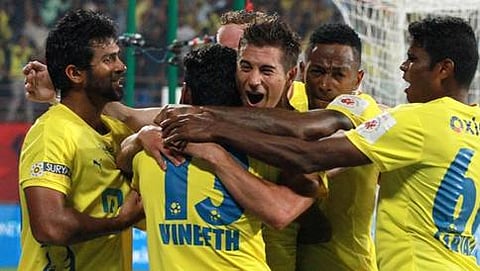 3ನೇ ಗೋಲಿನ ಸಂಭ್ರಮದಲ್ಲಿ ಕೇರಳ ಬ್ಲಾಸ್ಟರ್ಸ್ ಆಟಗಾರರು