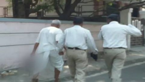 ಕತ್ತರಿಸಿದ ಪತ್ನಿ ರುಂಡವನ್ನು ಹಿಡಿದು ರಾಜರೋಷವಾಗಿ ತಿರುಗಾಡಿದ ಪತಿಯನ್ನು ಬಂಧಿಸುತ್ತಿರುವ ಪೊಲೀಸರು