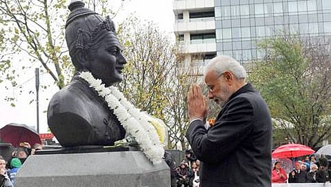 ಲಂಡನ್‍ನ ಥೇಮ್ಸ್ ನದಿ ದಂಡೆಯಲ್ಲಿರುವ ಬಸವಣ್ಣನ ಪುತ್ಥಳಿಗೆ ನಮನ ಸಲ್ಲಿಸುತ್ತಿರುವ ಪ್ರಧಾನಿ ನರೇಂದ್ರ ಮೋದಿ