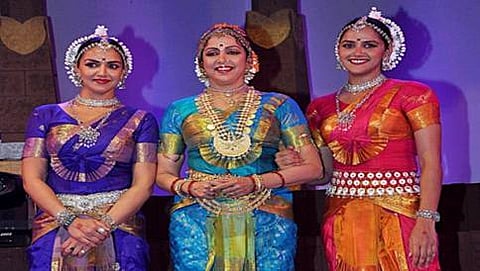 ತನ್ನ ಇಬ್ಬರು ಪುತ್ರಿಯರೊಂದಿಗೆ ಹೇಮ ಮಾಲಿನಿ