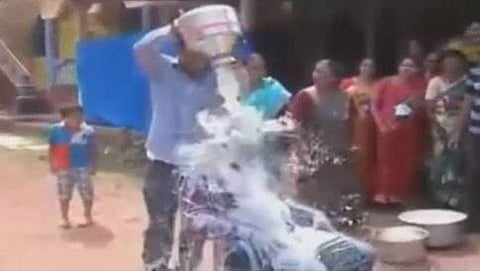 ಕಾರ್ಪೊರೇಟರ್ ಗೆ ಹಾಲಿನ ಅಭಿಷೇಕ