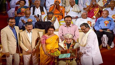 ಬೆಂಗಳೂರಿನಲ್ಲಿ ಭಾನುವಾರ ನಡೆದ ರಾಜ್ಯೋತ್ಸವ ಕಾರ್ಯಕ್ರಮದಲ್ಲಿ ಪ್ರಶಸ್ತಿ ವಿತರಿಸುತ್ತಿರುವ ಮುಖ್ಯಮಂತ್ರಿ ಸಿದ್ಧರಾಮಯ್ಯ