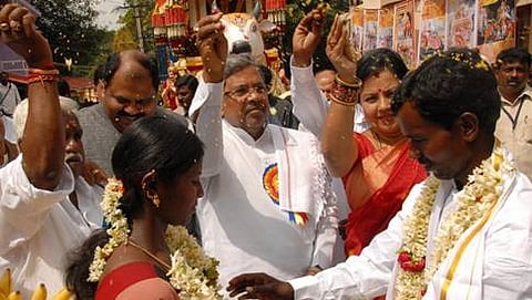 ಸಾಮೂಹಿಕ ವಿವಾಹವೊಂದರಲ್ಲಿ ನವ ದಂಪತಿಗಳಿಗೆ ಶುಭಹಾರೈಸುತ್ತಿರುವ ಸಿಎಂ (ಸಂಗ್ರಹ ಚಿತ್ರ)