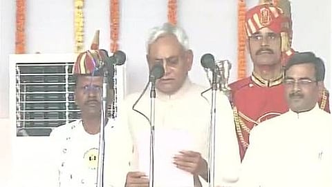 ಪ್ರಮಾಣ ವಚನ ಸ್ವೀಕರಿಸುತ್ತಿರುವ ನಿತಿಶ್ ಕುಮಾರ್