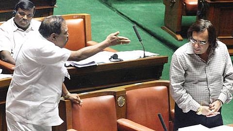 ವಿಧಾನಸಭೆಯಲ್ಲಿ ಶುಕ್ರವಾರ ಜೆಡಿಎಸ್‍ನ ಶಿವಲಿಂಗೇಗೌಡ ಅವರು ಶಾಸಕ ಅಶೋಕ್ ಖೇಣಿ ಅವರನ್ನು ತರಾಟೆಗೆ ತೆಗೆದುಕೊಂಡಿರುವುದು.