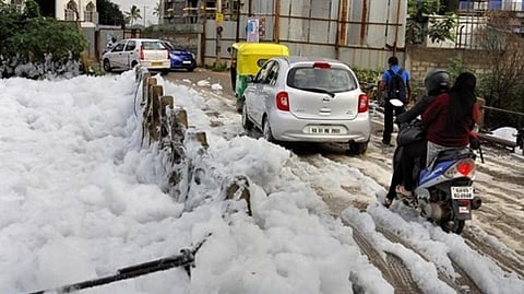 ಬೆಳ್ಳಂದೂರು ಕೆರೆ ಸೇತುವೆ ಮೇಲಿನ ನೊರೆ