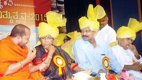 ರಾಜ್ಯ ನೌಕರರ ಮತ್ತು ಕಾರ್ಮಿಕರ ಕೇಂದ್ರ ಕನಕ ಸಮಿತಿ ಕಬ್ಬನ್ ಪಾರ್ಕ್ ಕೆಜಿಎಸ್ ಕ್ಲಬ್‍ನಲ್ಲಿ ಸೋಮವಾರ ಆಯೋಜಿಸಿದ್ದ ಕನಕದಾಸರ ಜಯಂತ್ಯುತ್ಸವದಲ್ಲಿ ಕಾಗಿನೆಲೆ ಮಹಾಸಂಸ್ಥಾನದ ಕನಕ ಗುರು