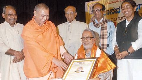 ನಿಡುಮಾಮಿಡಿ ಸಂಸ್ಥಾನ ಯವನಿಕಾದಲ್ಲಿ ಗುರುವಾರ ಆಯೋಜಿಸಿದ್ದ ಮಾನವ ಹಕ್ಕುಗಳ ದಿನಾಚರಣೆಯಲ್ಲಿ ಸಂಸ್ಕೃತಿ ಚಿಂತಕ ಡಾ.ಕೆ. ಮರುಳಸಿದ್ದಪ್ಪ ಅವರಿಗೆ ಮಾನವತಾ ಪ್ರಶಸ್ತಿ ಪ್ರದಾನ ಮಾಡಲಾಯಿತ