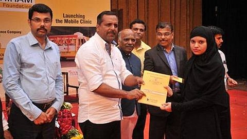 ಮಕ್ಕಳಿಗೆ ವಿದ್ಯಾರ್ಥಿವೇತನದ ಚೆಕ್ ನೀಡುತ್ತಿರುವ ಸಚಿವ ಯು.ಟಿ.ಖಾದರ್
