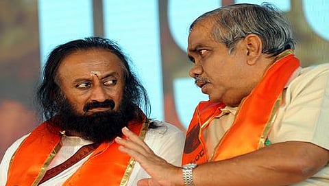 ಸಮಾಲೋಚನೆಯಲ್ಲಿ ತೊಡಗಿರುವ ರವಿಶಂಕರ ಗುರೂಜಿ ಮತ್ತು ವಿಜಯ್ ಸಂಕೇಶ್ವರ್