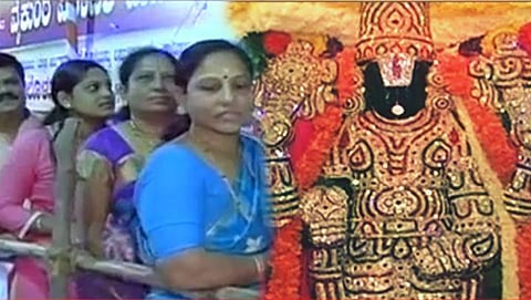 ಚಾಮರಾಜಪೇಟೆಯಲ್ಲಿರುವ ಶ್ರೀ ಲಕ್ಷ್ಮೀ ನರಸಿಂಹ ಸ್ವಾಮಿ ದೇಗುಲದ ಮುಂದೆ ದರ್ಶನಕ್ಕಾಗಿ ಸಾಲುಗಟ್ಟಿರುವ ಭಕ್ತಾದಿಗಳು...
