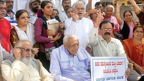 ಬೆಂಗಳೂರಿನ ಕತ್ರಿಗುಪ್ಪೆ ಮುಖ್ಯರಸ್ತೆಯಲ್ಲಿ ಮಂಗಳವಾರ ಜಾಗೃತ ನಾಗರಿಕರ ವೇದಿಕೆ ಏರ್ಪಡಿಸಿದ್ದ `ಕಸ ಮುಕ್ತನಗರ'ಕ್ಕಾಗಿ ಪ್ರತಿಭಟನೆಯಲ್ಲಿ ಸ್ವಾತಂತ್ರ್ಯ ಹೋರಾಟಗಾರ ಎಚ್.ಎಸ್. ದೊರೆ