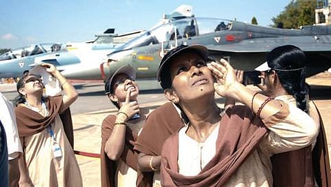 ಬೆಂಗಳೂರಿನಲ್ಲಿ ಬುಧವಾರ ನಡೆದ ಎಚ್ ಎಎಲ್ ನ 7ನೇ ವರ್ಷಾಚರಣೆ ಅಂಗವಾಗಿ ನಡೆದ ವಿಮಾನ ಪ್ರದರ್ಶನ ವೀಕ್ಷಿಸುತ್ತಿರುವ ಎಚ್ ಎಎಲ್ ಸಿಬ್ಬಂದಿಗಳು.