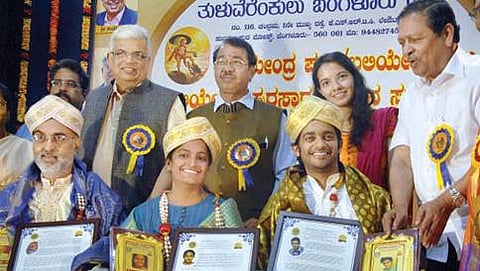 ಭಾರತೀಯ ಸಾಂಸ್ಕೃತಿಕ ಅಕಾಡೆಮಿಯು ನಯನ ಸಭಾಂಗಣದಲ್ಲಿ ಭಾನುವಾರ ಏರ್ಪಡಿಸಿದ್ದ ಶಿಕ್ಷಣ ರತ್ನ ಪ್ರಶಸ್ತಿ ಪ್ರದಾನ ಸಮಾರಂಭದಲ್ಲಿ ಡಾ.ಶಾಂತವೀರ ಸ್ವಾಮೀಜಿ, ಮಾಜಿ ಸಚಿವ ಡಾ.ಎಂ.ವಿ. ರಾಜಶೇ