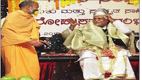 ಬನ್ನಂಜೆ ಗೋವಿಂದಾಚಾರ್ಯರನ್ನು ಬಾಳಗಾರುಮಠದ ರಘುಭೀಷಣ ತೀರ್ಥರು ಸನ್ಮಾನಿಸಿದರು
