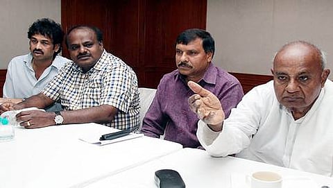 ಬುಧವಾರ ನಡೆದ ಜೆಡಿಎಸ್ ಶಾಸಕಾಂಗ ಪಕ್ಷದ ಸಭೆಯಲ್ಲಿ ರಾಷ್ಟ್ರಾಧ್ಯಕ್ಷ ಎಚ್.ಡಿ.ದೇವೇಗೌಡ, ರಾಜ್ಯಾಧ್ಯಕ್ಷ ಎಚ್.ಡಿ. ಕುಮಾರಸ್ವಾಮಿ, ಮಧು ಬಂಗಾರಪ್ಪ.
