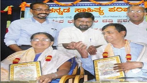 ಬೆಂಗಳೂರಿನಲ್ಲಿ ಹಿರಿಯ ಪತ್ರಕರ್ತ ಟಿ.ಕೆ.ತ್ಯಾಗರಾಜ್ ಹಾಗೂ ಪಾರ್ವತಿ ಜಿ.ಐತಾಳ್ ಅವರಿಗೆ ಸಾಹಿತಿ ಡಾ.ಸಿದ್ದಲಿಂಗಯ್ಯ ಅವರು ದತ್ತಿ ಪ್ರಶಸ್ತಿ ಪ್ರದಾನ ಮಾಡಿದರು. ಕಸಾಪ ಆಡಳಿತಾಧಿಕಾರಿ