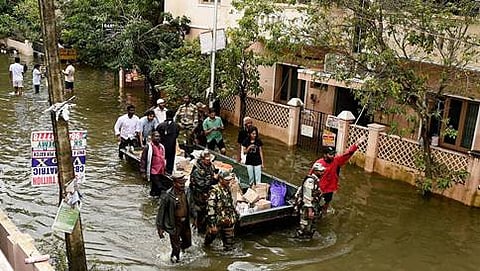 ಸಂತ್ರಸ್ತರಿಗೆ ಆಹಾರ ವಿತರಣೆ...