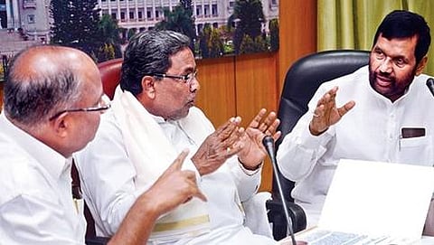 ಆಹಾರ ಮತ್ತು ನಾಗರಿಕ ಸರಬರಾಜು ಸಚಿವ ರಾಮ್ ವಿಲಾಸ್ ಪಾಸ್ವಾನ್, ಮುಖ್ಯಮಂತ್ರಿ ಸಿದ್ದರಾಮಯ್ಯ ಮತ್ತು ಸಹಕಾರ ಮತ್ತು ಸಕ್ಕರೆ ಸಚಿವ ಮಹದೇವ ಪ್ರಸಾದ್ (ಸಂಗ್ರಹ ಚಿತ್ರ)