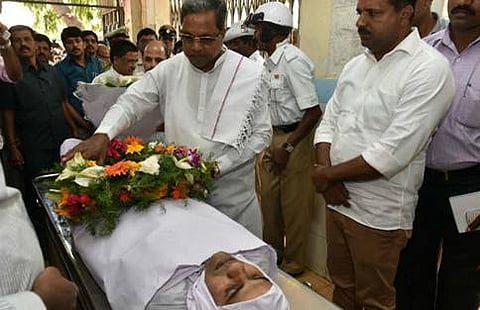 ಅಂತಿಮ ದರ್ಶನ ಪಡೆಯುತ್ತಿರುವ ಸಿಎಂ